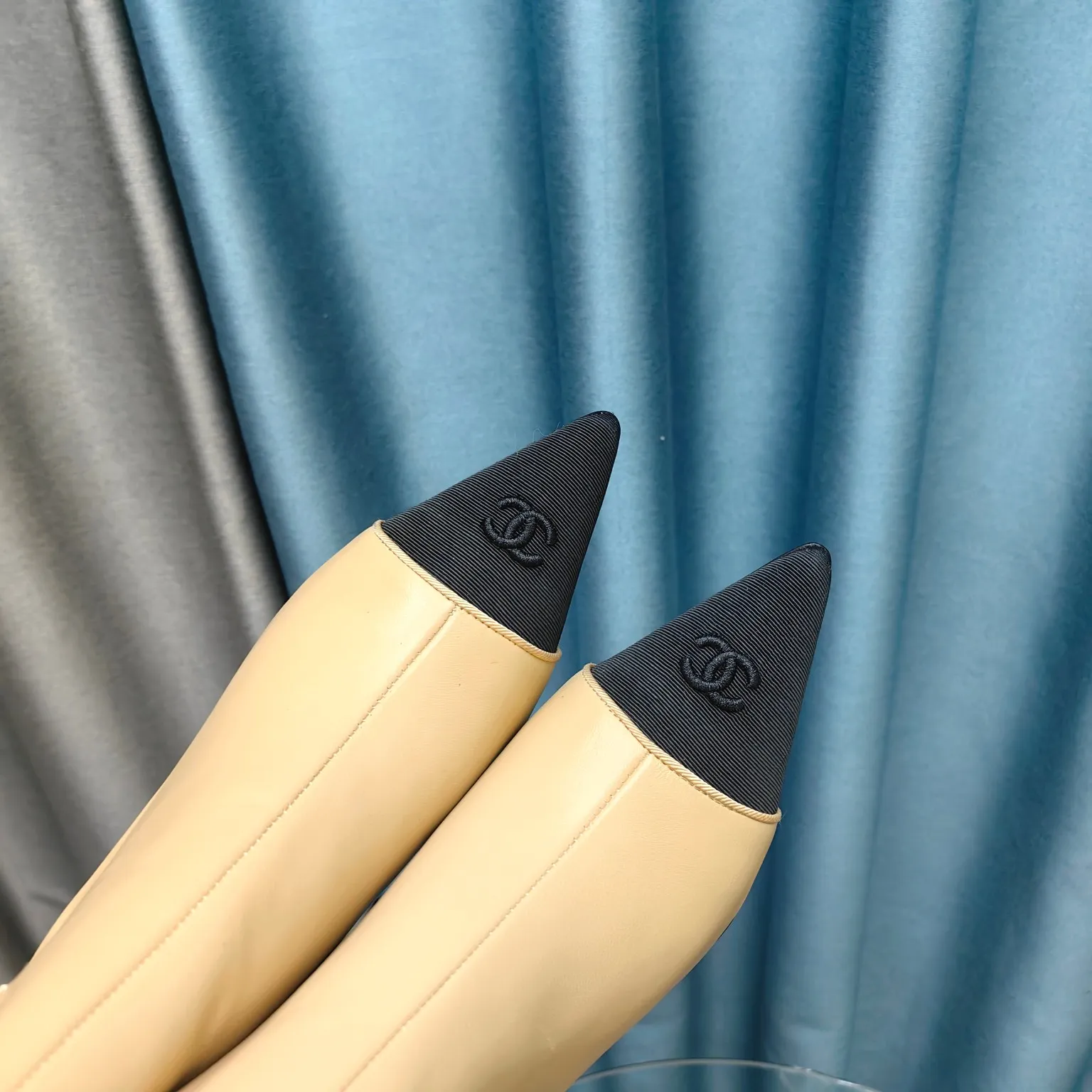 👟👟Ex-factory price 700👟👟Chanel 24B new pointed toe double C embroidered short boots Super handsome shoe shape😎 Cowhide upper, sheepskin lining, genuine leather outsole, 8cm heel height, Size: 35-39, other sizes can be customized